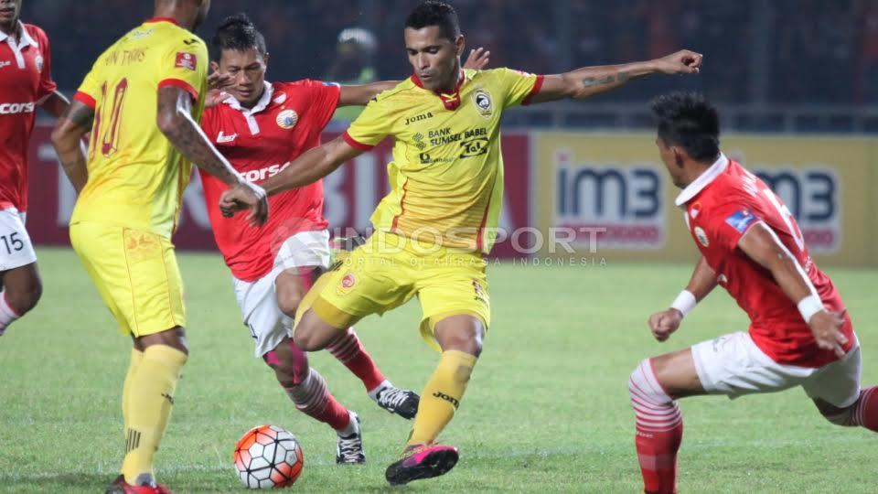 Beto Goncalvez (tengah) melakukan tendangan ke gawang Persija Jakarta dijaga ketat oleh Ismed Sofyan dan Maman Abdurahman (kanan), Jumat (24/06/16).